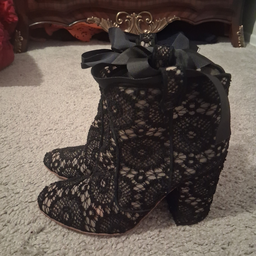 Vero Cuoio Black Lace Ankle Booties